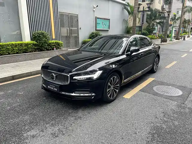 Volvo S90 2024 B5 Momentum Luxury Edition