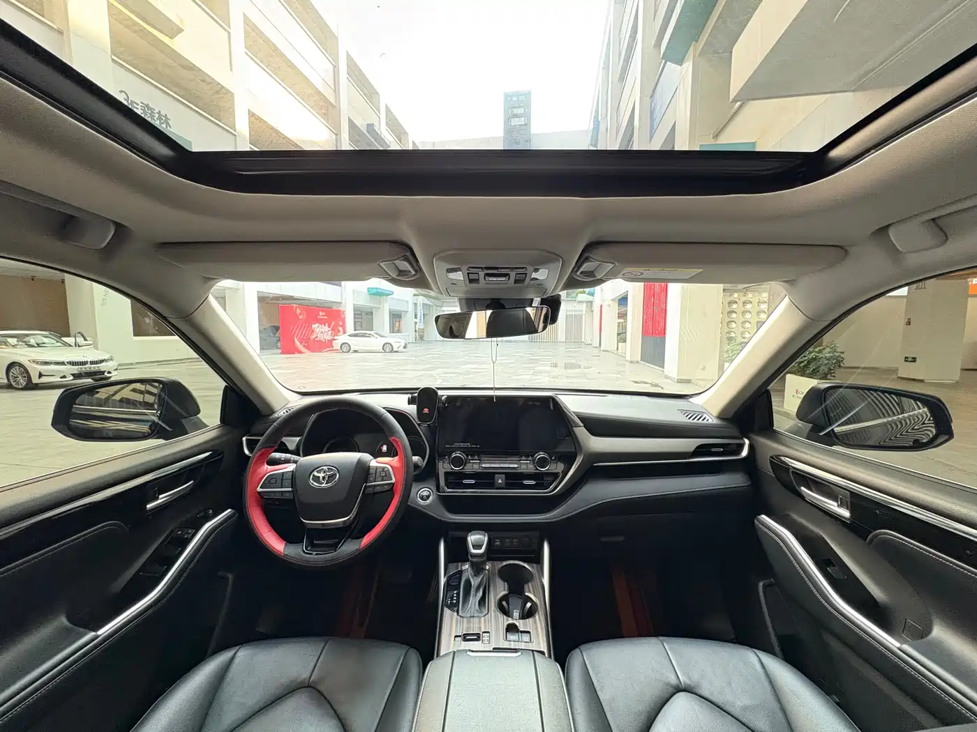 Toyota Highlander 2023 2.5L Smart Hybrid Dual Engine AWD Premium 7-Seater фото 5