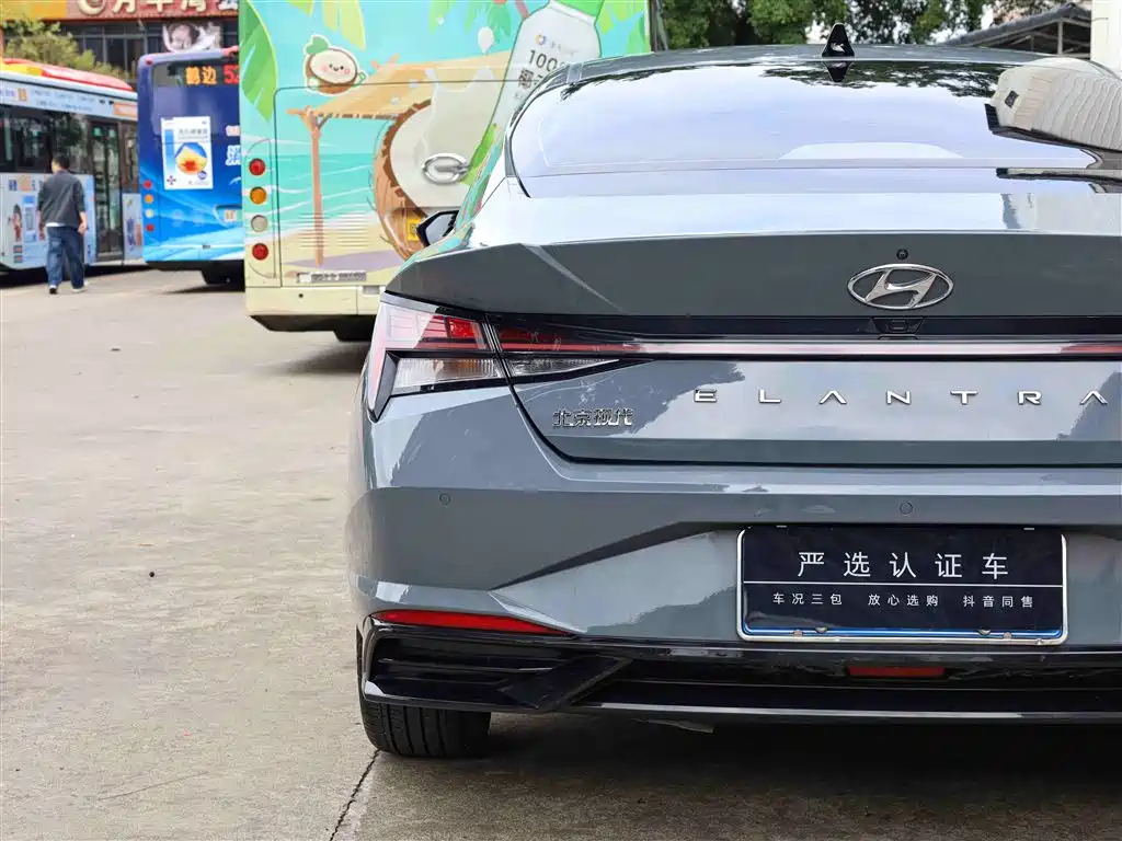 Hyundai Elantra 2021 1.5L CVT LUX Premium Edition фото 23