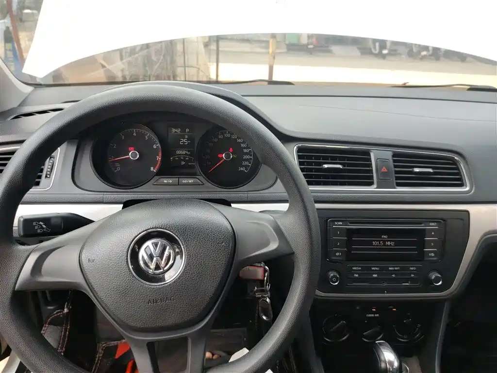 Volkswagen Lavida 2017 1.6L Automatic Trend Edition фото 6