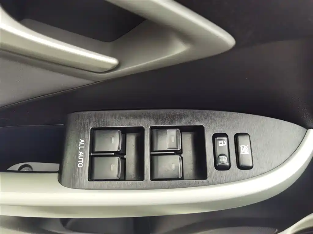 Toyota Prius 2012 1.8L Luxury Advanced Edition фото 9