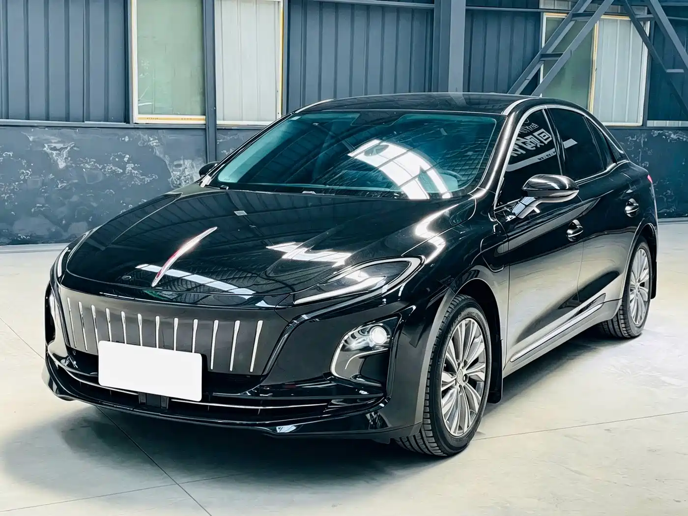 Hongqi E-QM5 2024