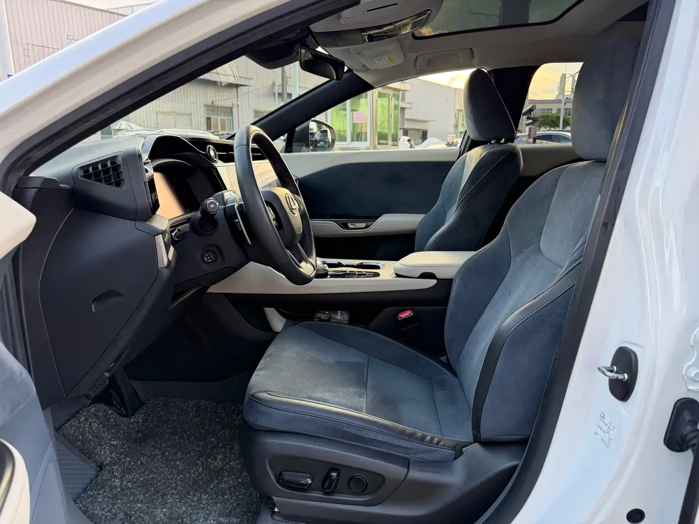 Lexus RZ 2023 450e 4WD Premium фото 4