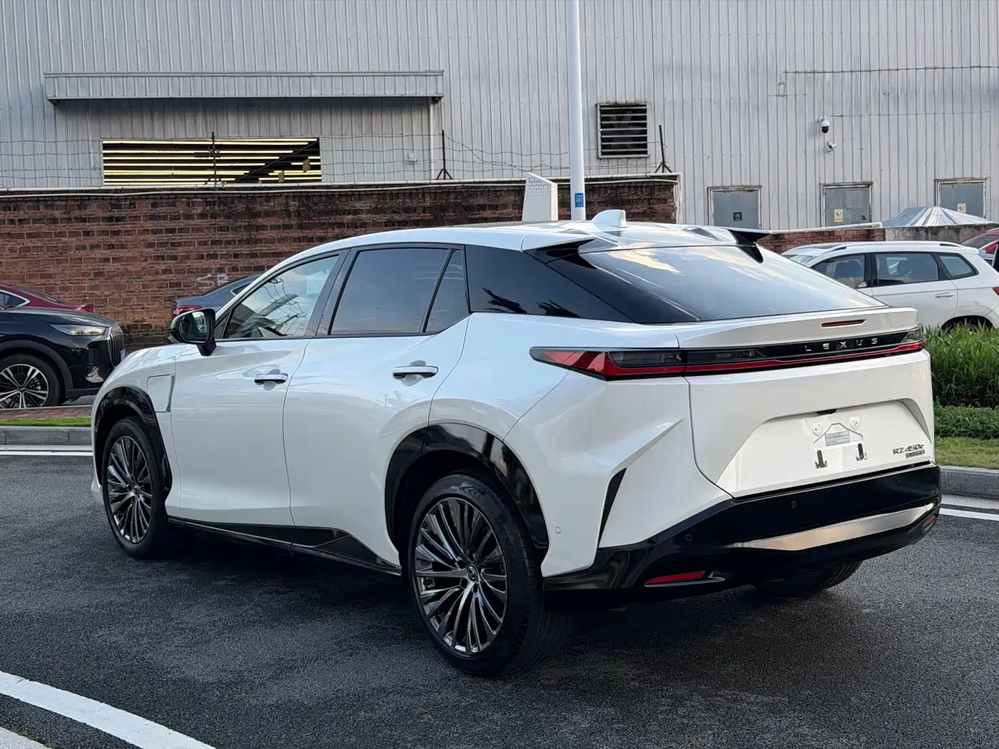 Lexus RZ 2023 450e 4WD Premium фото 12