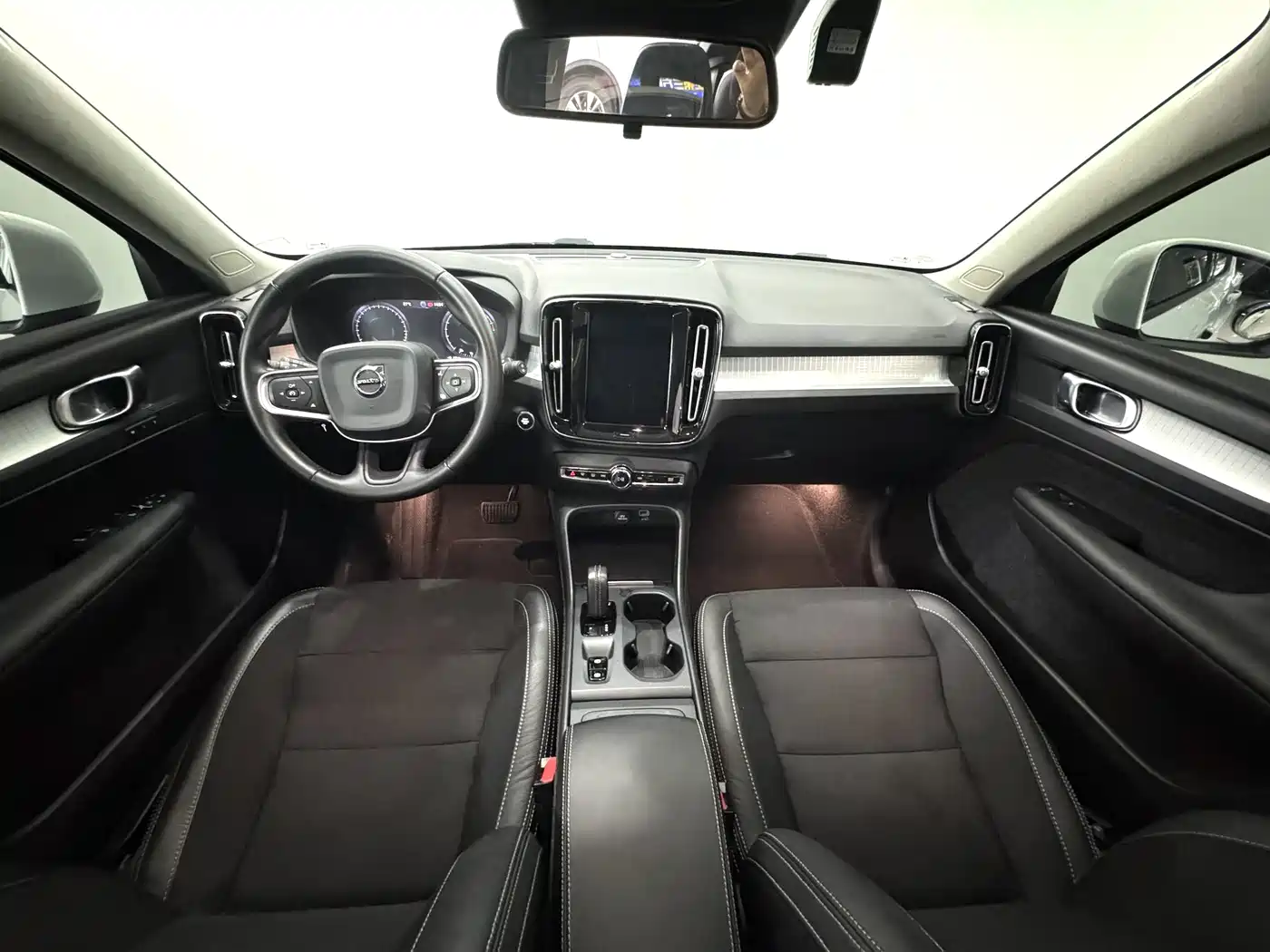 Фото 4 - Volvo XC40