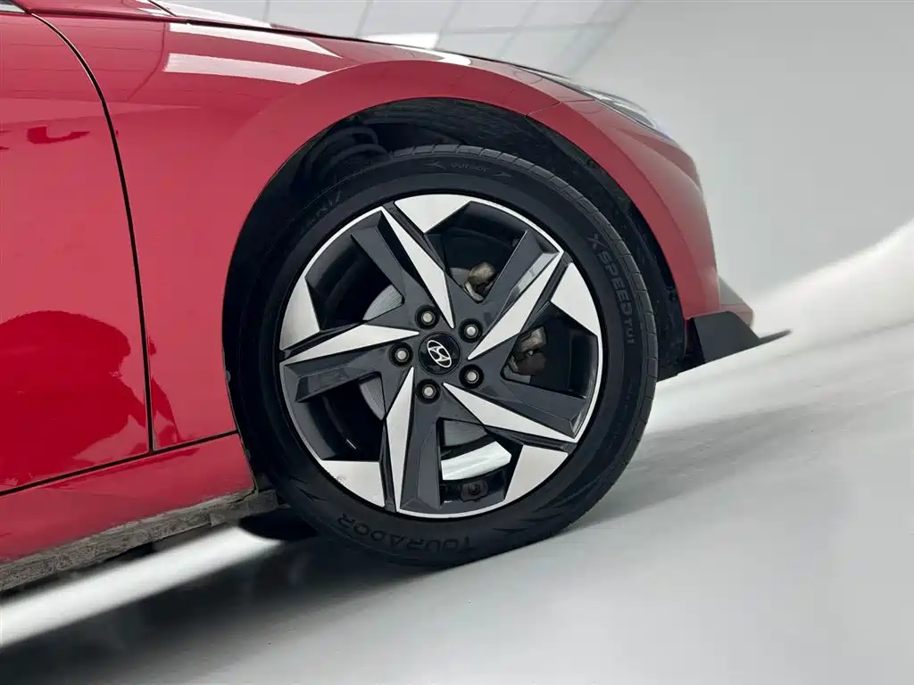 Hyundai Elantra 2022 1.5L CVT LUX Premium Edition фото 14