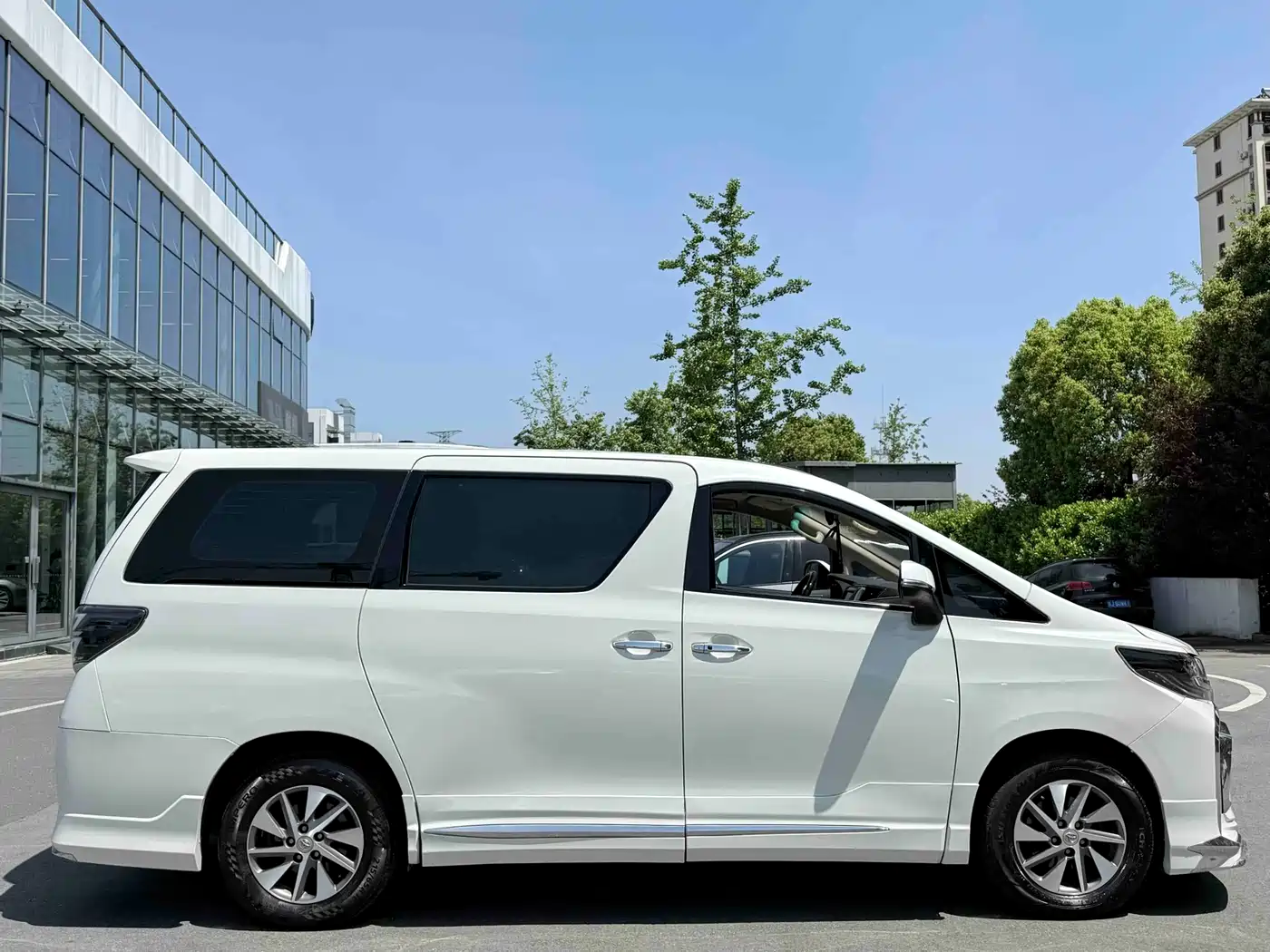 Toyota Alphard фото 17