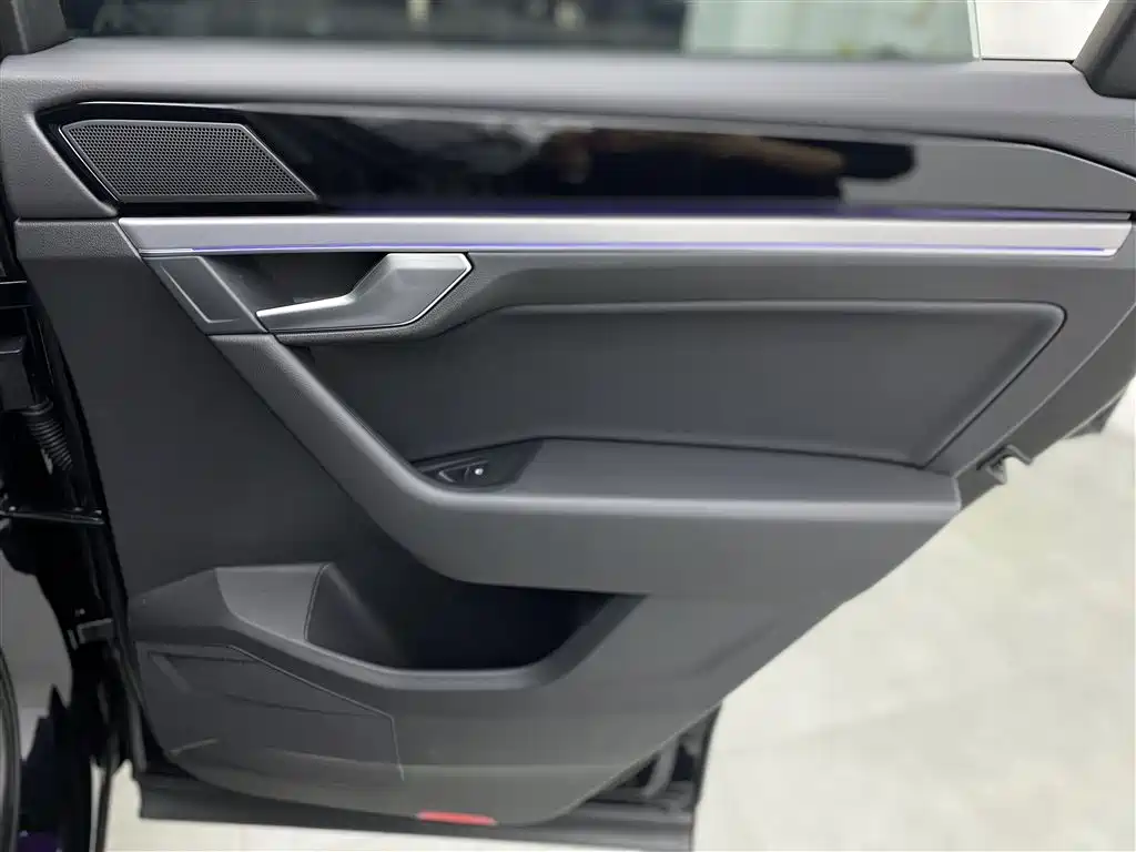 Volkswagen Touareg 2022 3.0TSI Rui Xiang Edition Gloss Black Sport Package фото 23