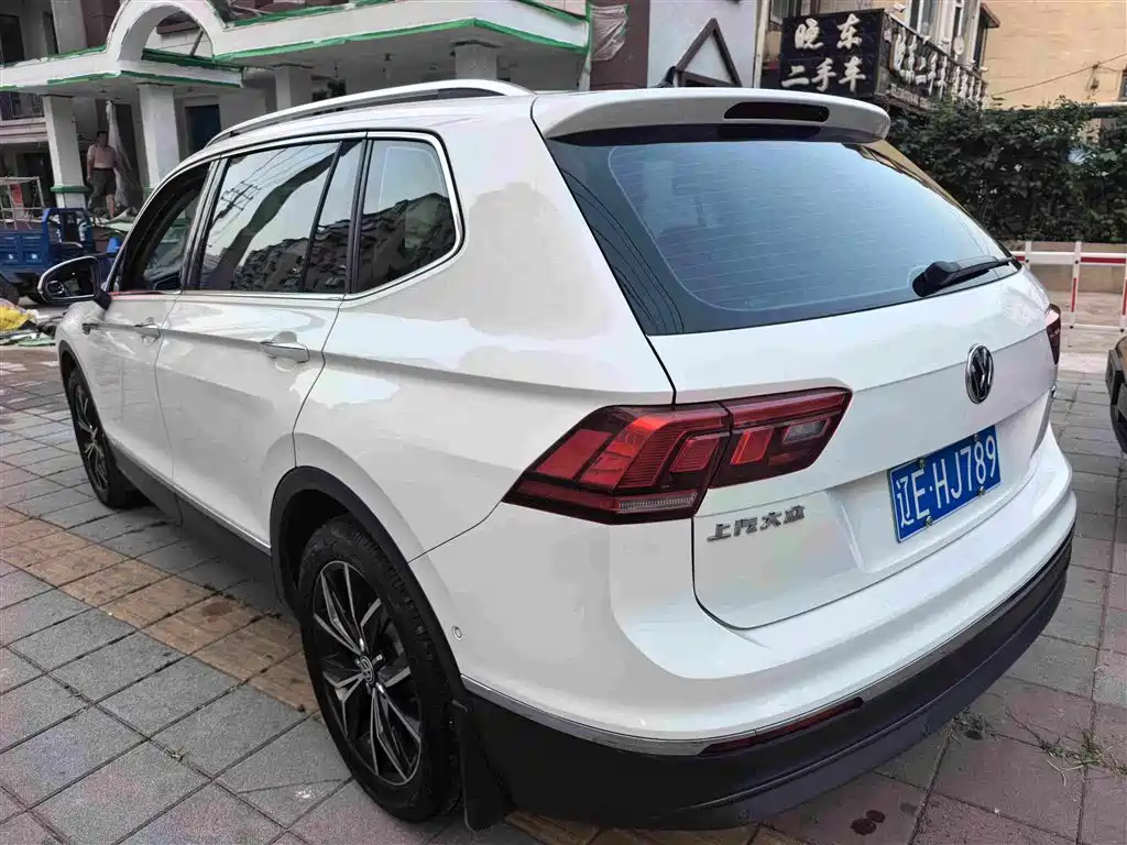 Photo 6 - Volkswagen Tiguan L