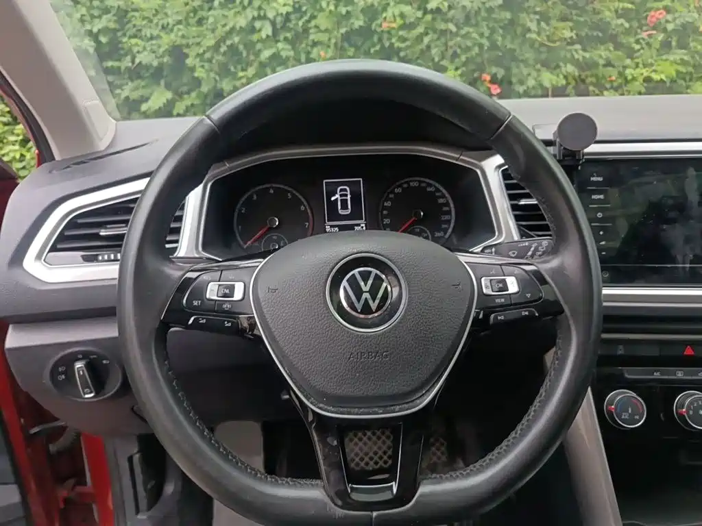 صورة 3 - Volkswagen T-ROC
