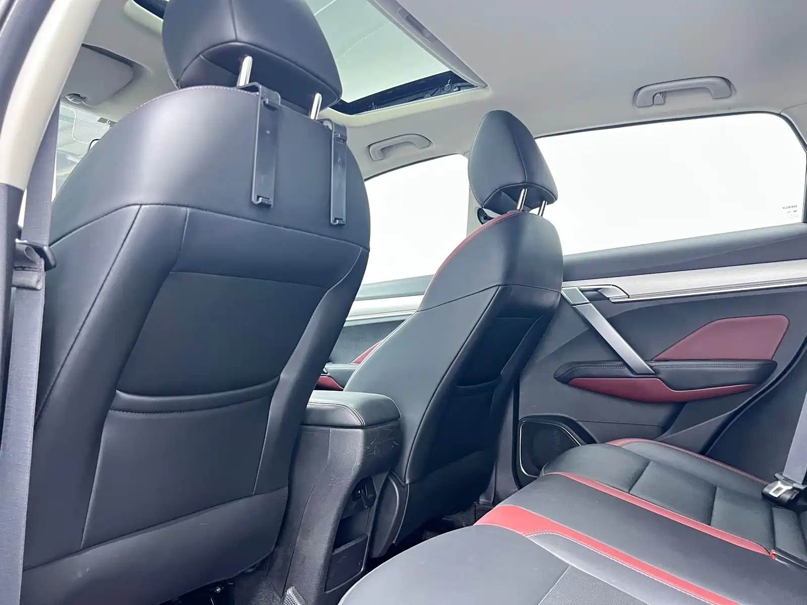 Фото 8 - Geely Coolray