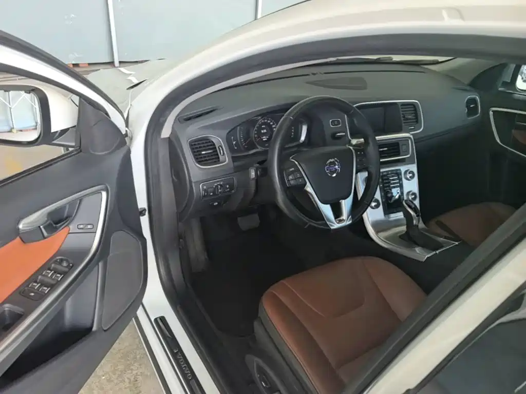Фото 16 - Volvo S60
