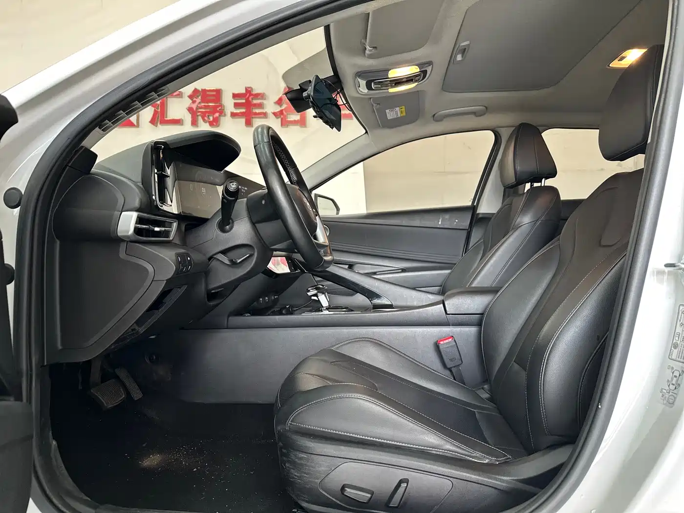 Hyundai Elantra 2021 1.5L CVT LUX Premium Edition фото 6