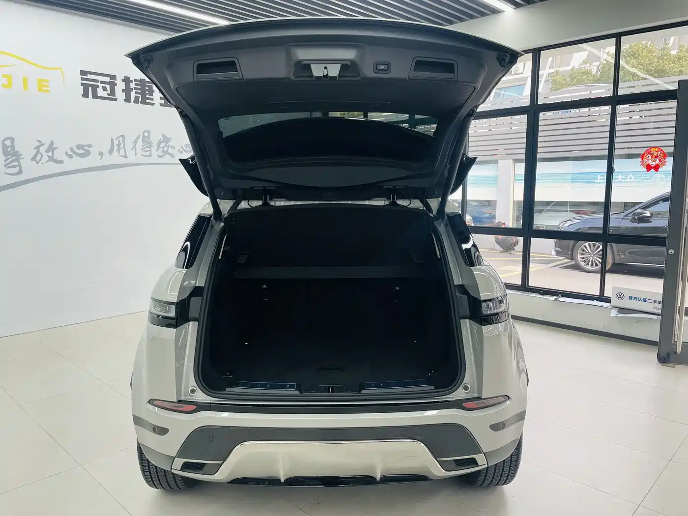 Land Rover Range Rover Evoque 2022 Facelift Range Rover Evoque L 249PS R-Dynamic Luxury фото 16