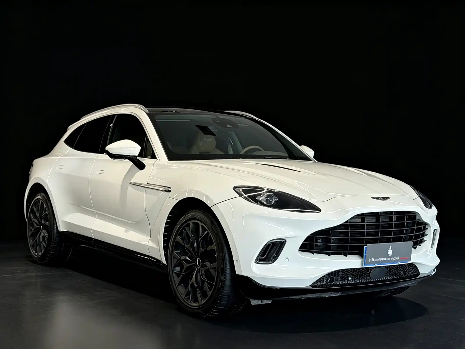 Фото 1 - Aston Martin DBX