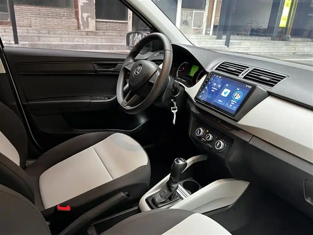 Škoda Fabia 2017 1.4L Auto Car Enjoy Edition фото 17