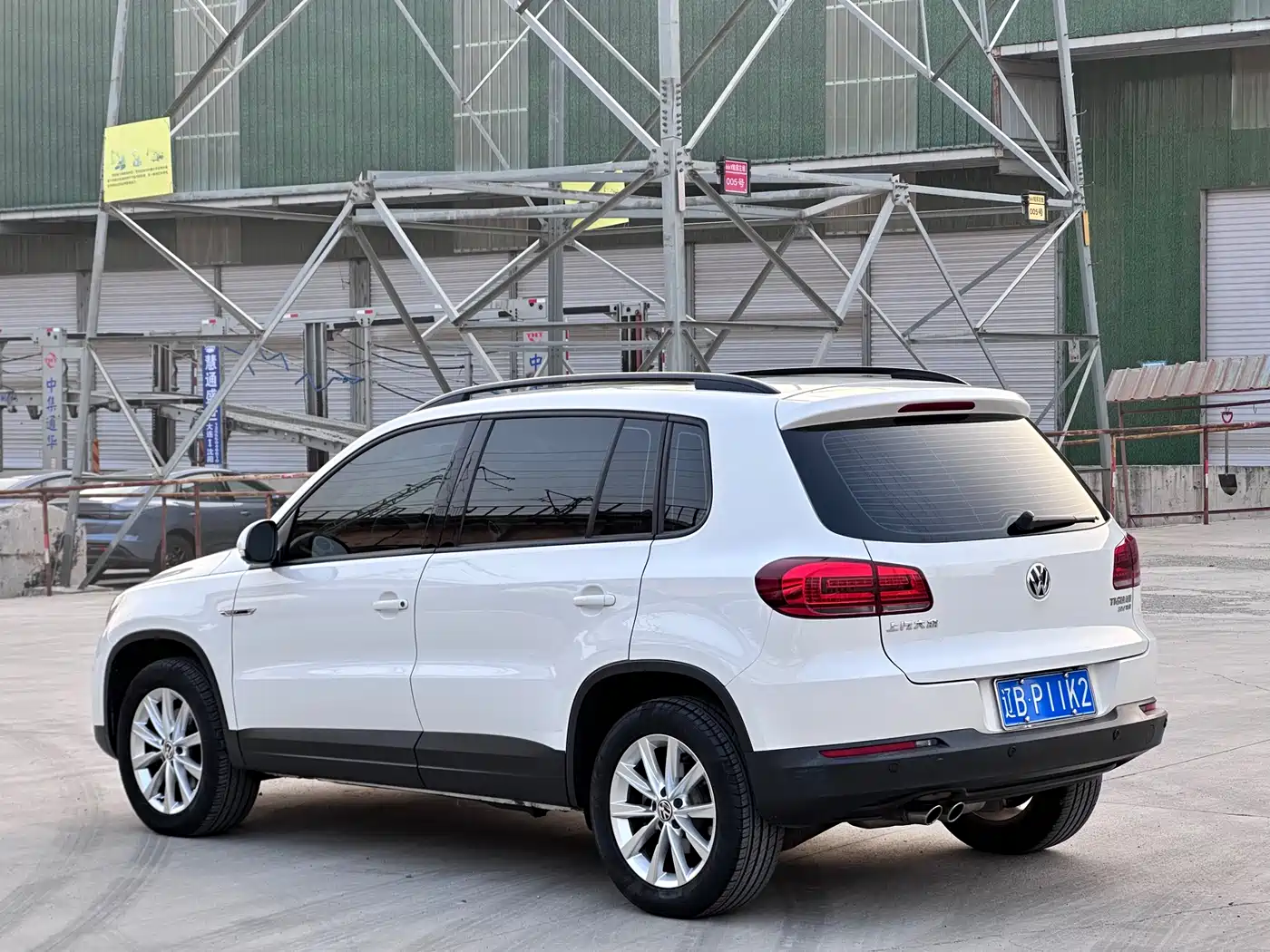 VOLKSWAGEN TIGUAN