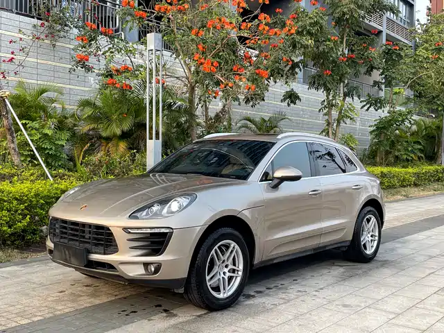 PORSCHE MACAN