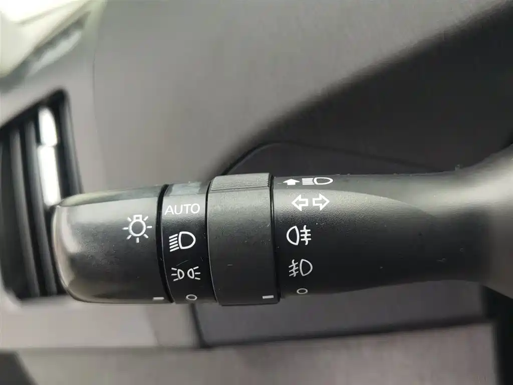 Toyota Prius 2012 1.8L Luxury Advanced Edition фото 21