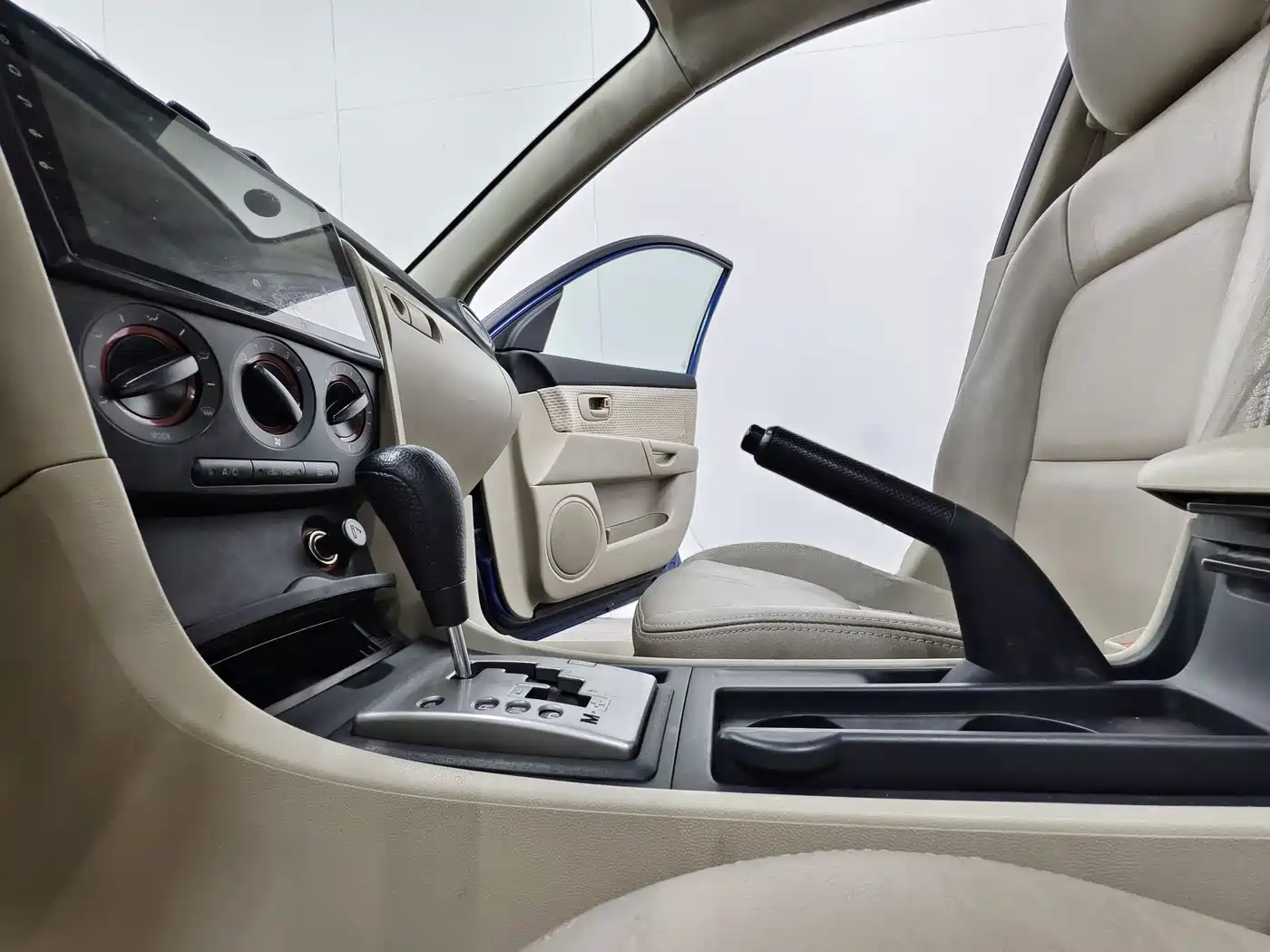 Photo 11 - Mazda 3