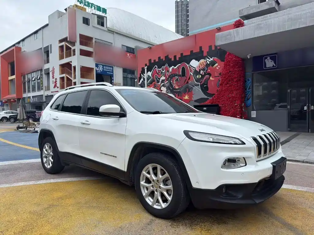 Фото 21 - Jeep Cherokee