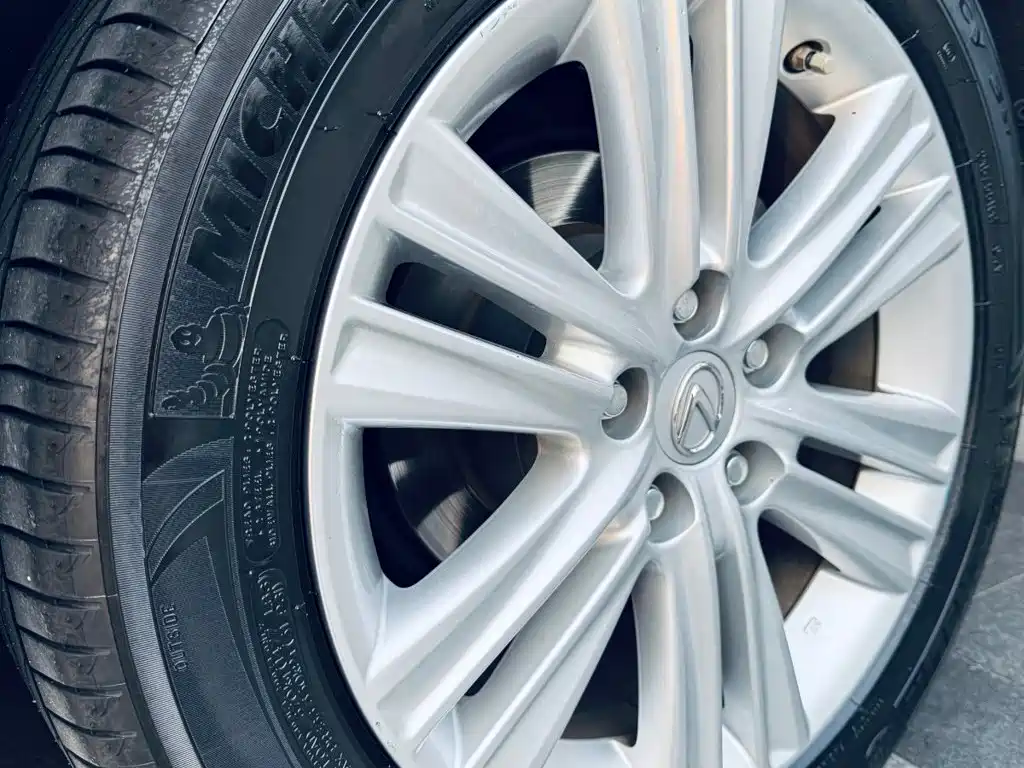Фото 9 - Lexus ES