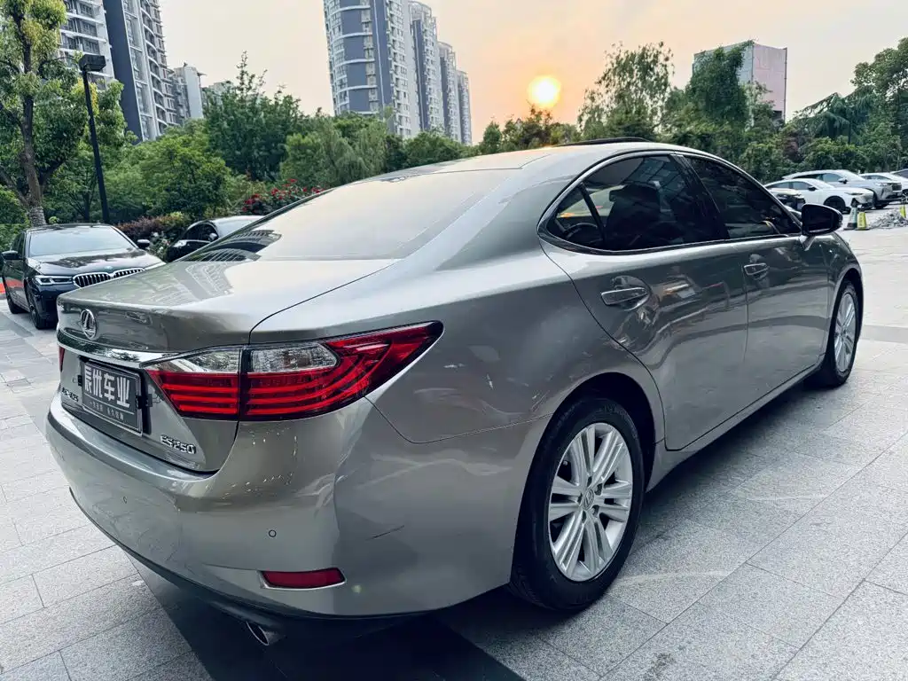Фото 4 - Lexus ES