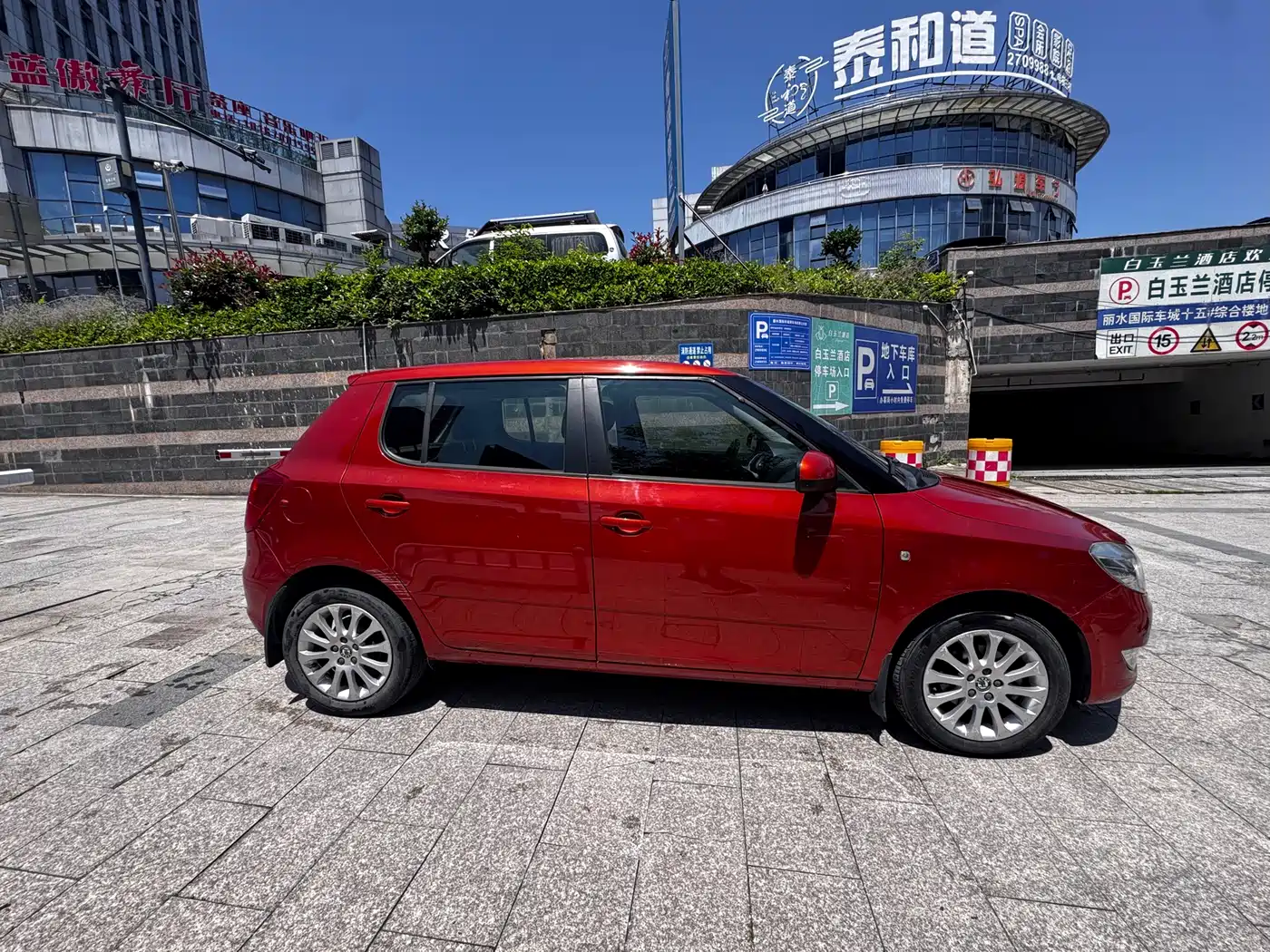 Škoda Fabia 2012 1.6L Auto Crystal Edition фото 11