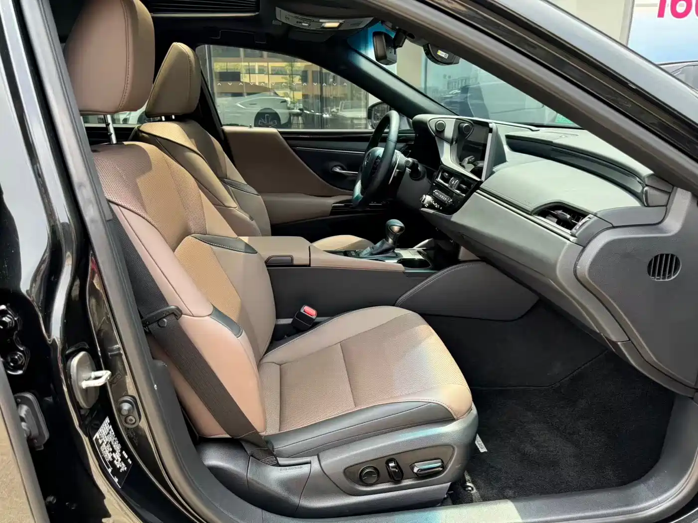 Lexus ES 2023 200 Excellence Edition фото 6