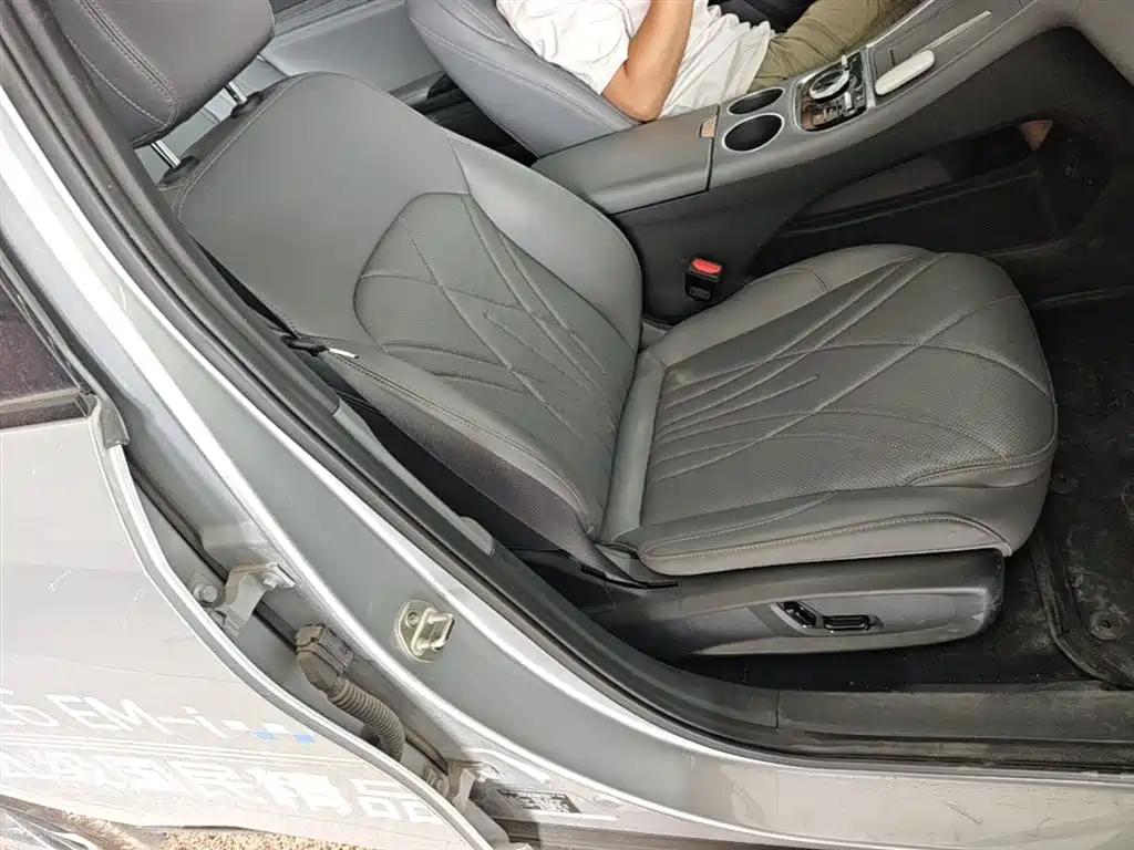 Geely Galaxy Galaxy L6 2025 EM-i 140km Starship Edition фото 25