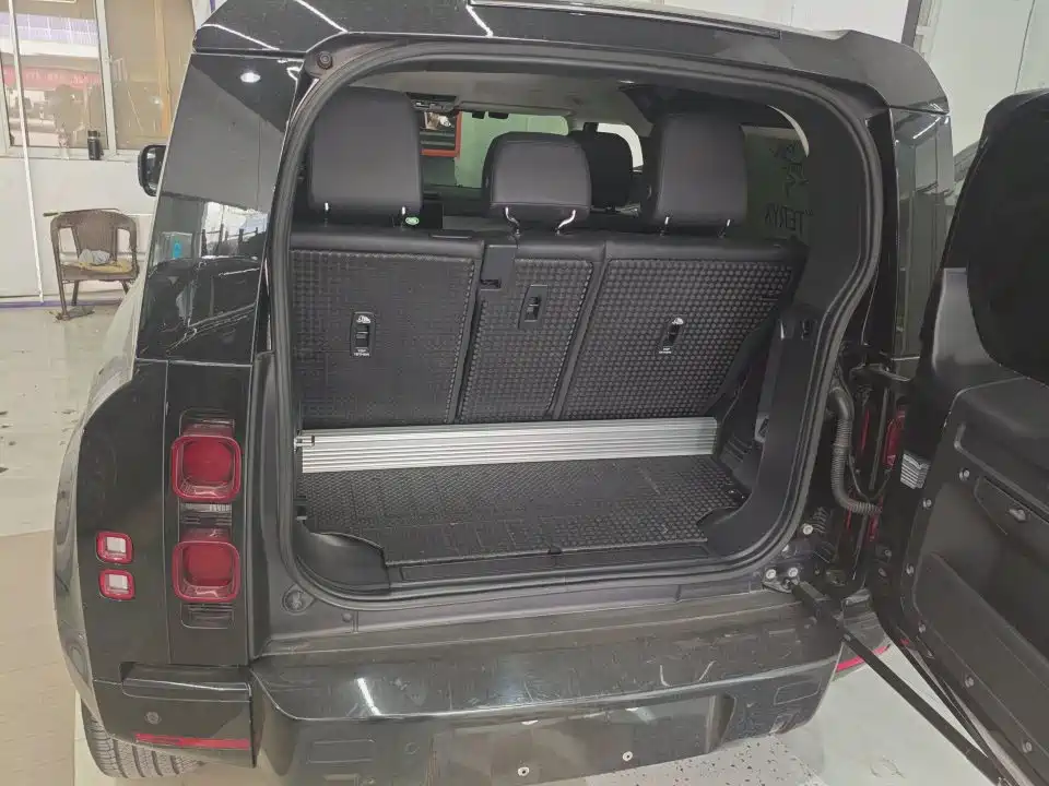 Photo 8 - Land Rover Defender