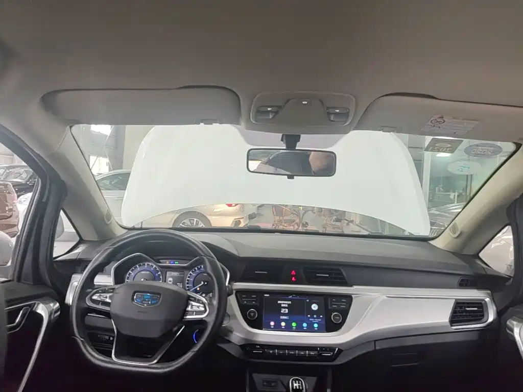 Фото 18 - Geely Vision X3