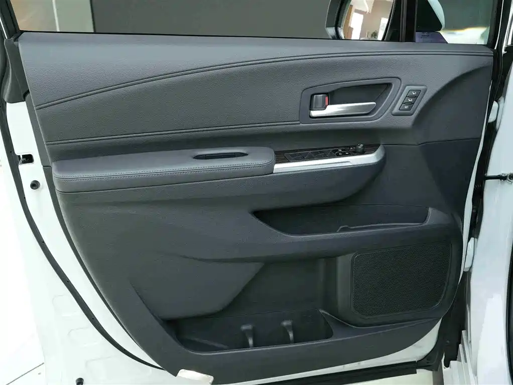 Toyota Granvia 2024 2.5L Hybrid Premium PLUS 4WD Edition фото 16