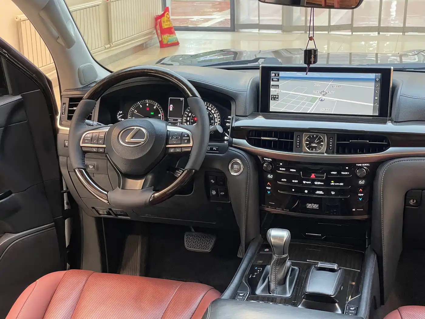 Фото 21 - Lexus LX