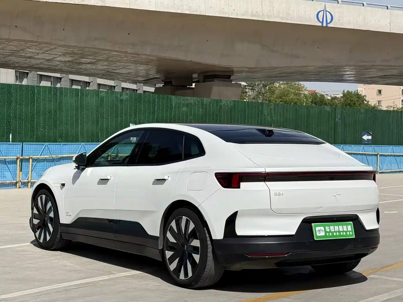 Polestar 4 2024 Single Motor Standard Range PLUS Twin-Star Connected Edition фото 5