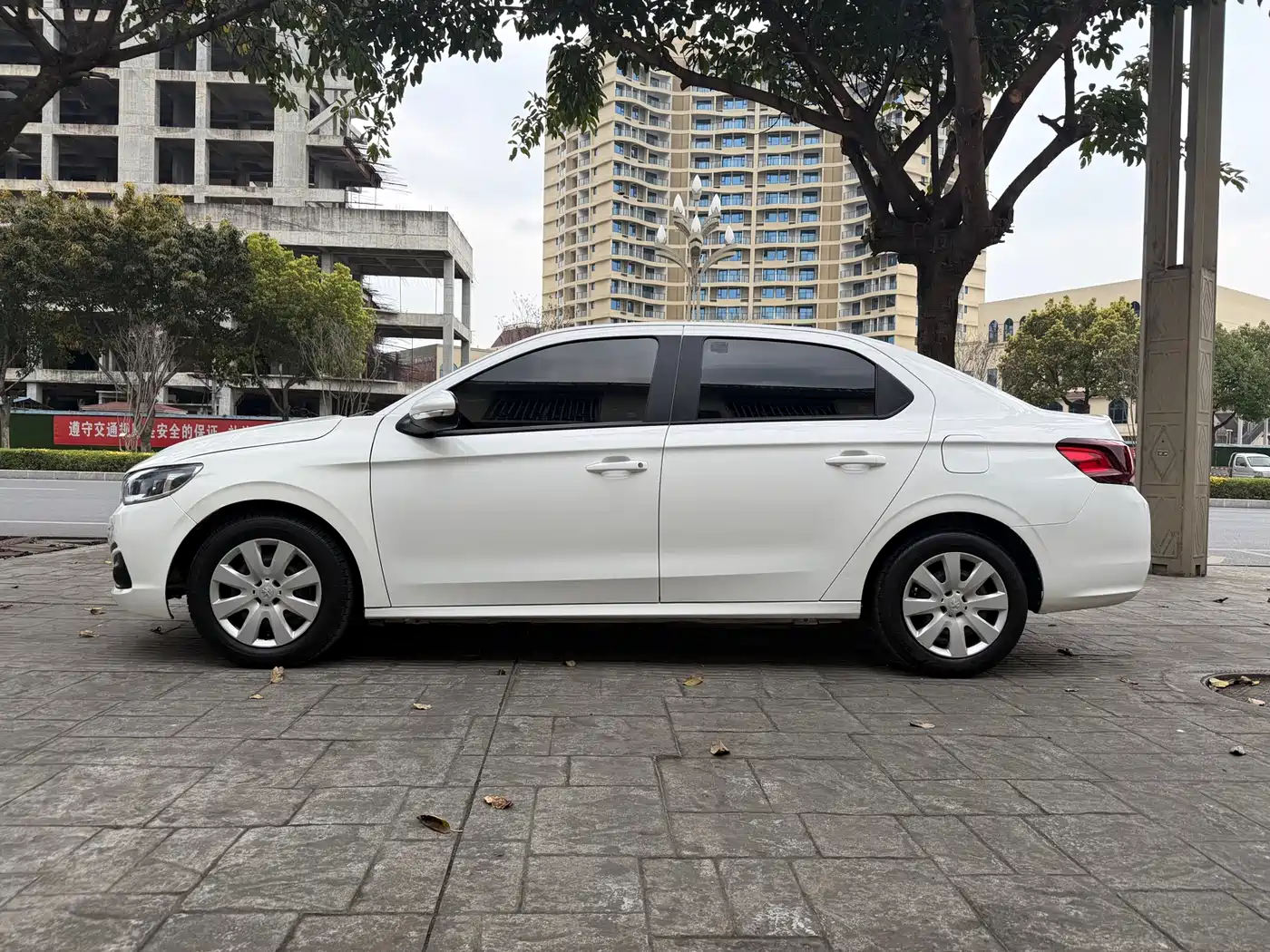 Peugeot 301 2018 1.6L Manual Comfort Edition фото 4