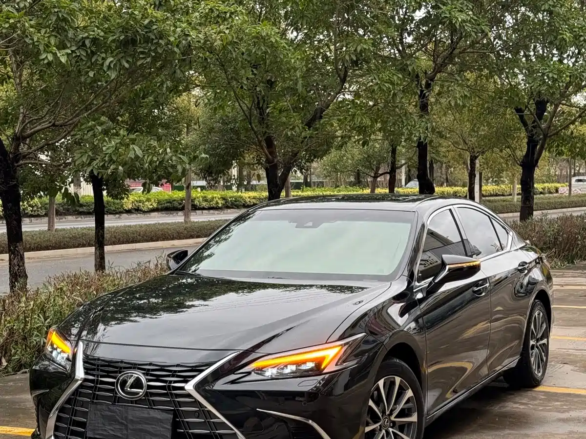 Lexus ES 2025 200 Ultimate Edition