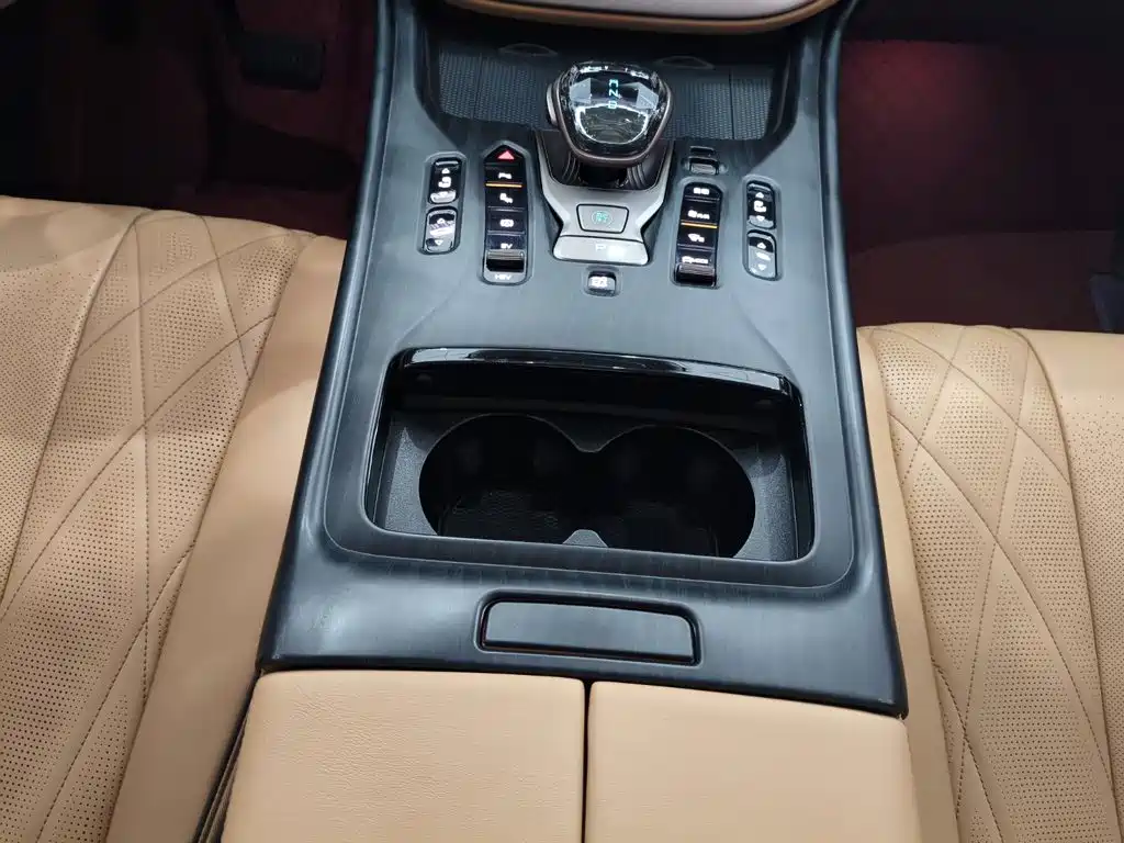 Denza D9 2023 2022 DM-i 970 All-Wheel Drive Honor Edition