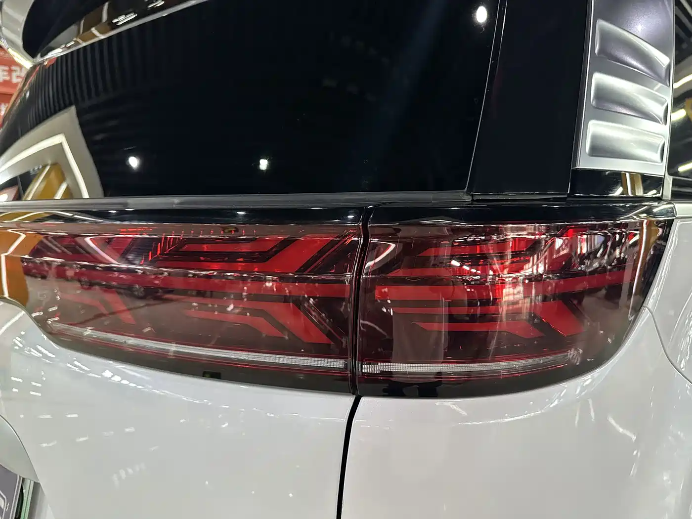 Denza D9 2023 2022 DM-i 970 AWD Flagship
