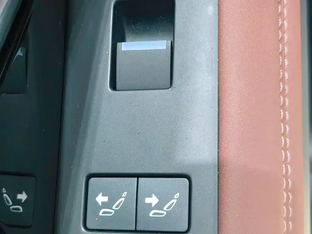 Land Rover Range Rover Evoque 2024 Range Rover Evoque L 249PS Light Master Edition фото 22
