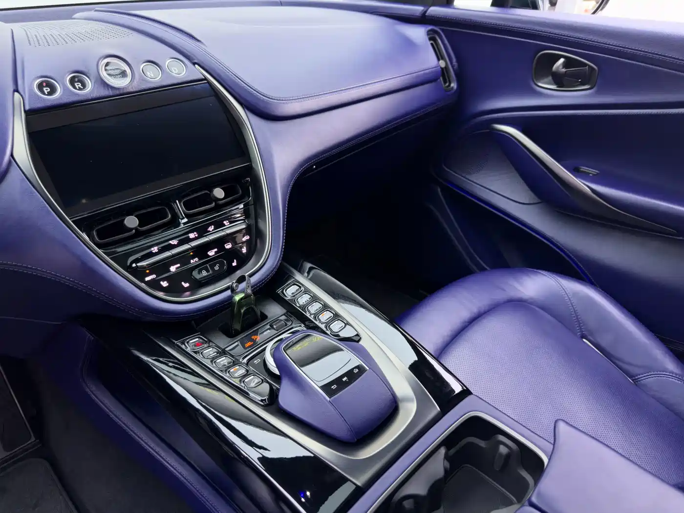 Aston Martin DBX 2022 2020 4.0T V8