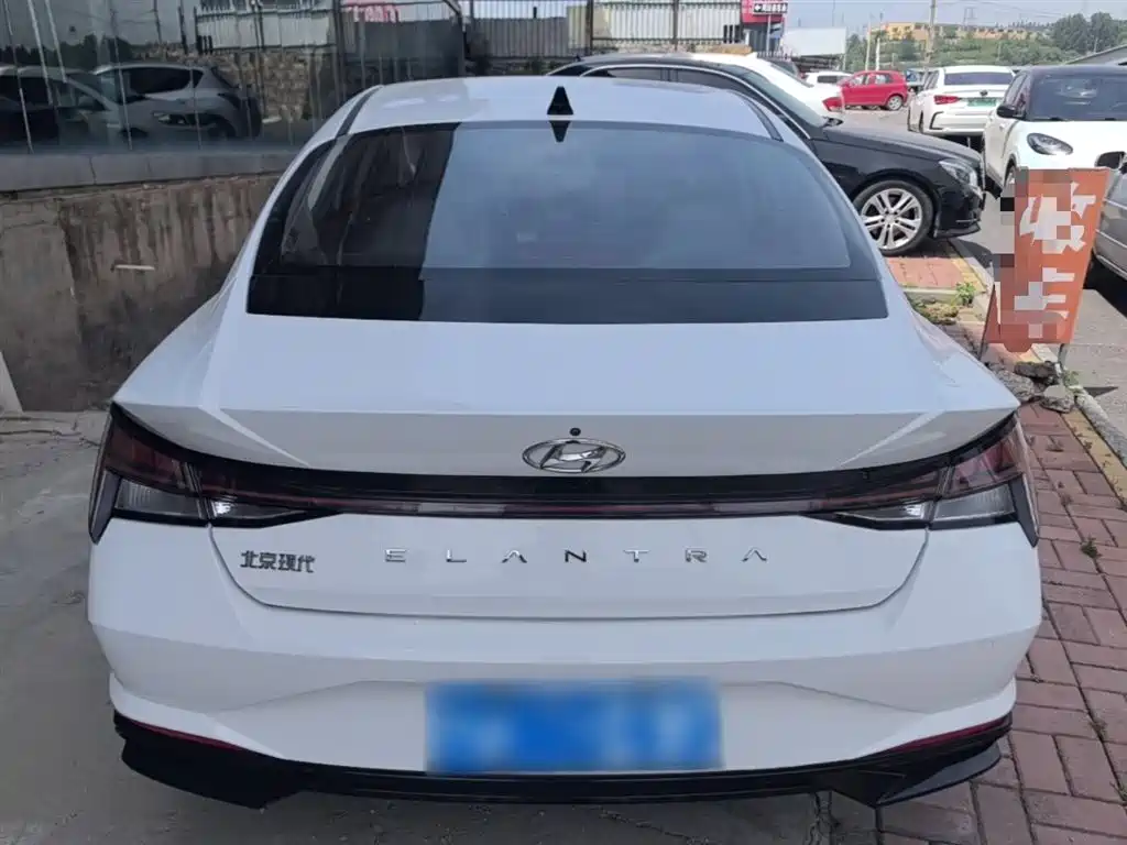 Hyundai Elantra 2021 1.5L CVT LUX Premium Edition фото 6