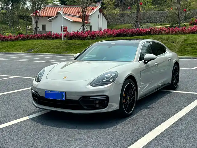 PORSCHE PANAMERA