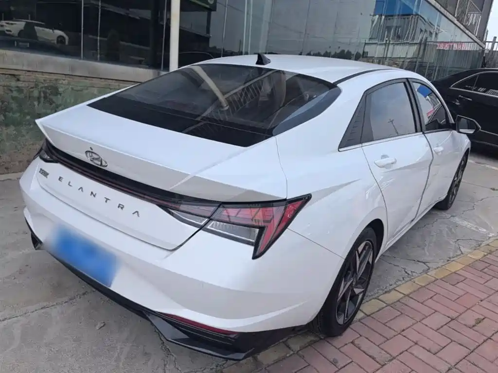 Hyundai Elantra 2021 1.5L CVT LUX Premium Edition фото 7