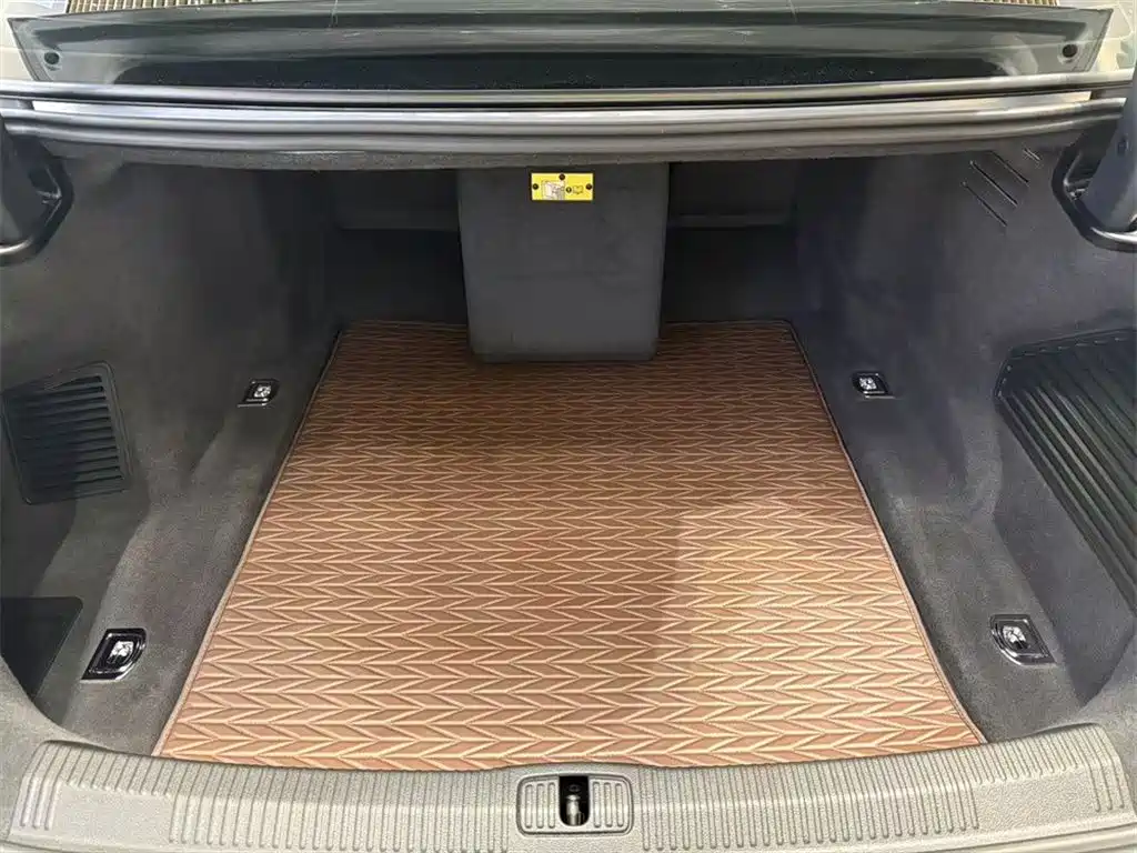 Фото 9 - Audi A8