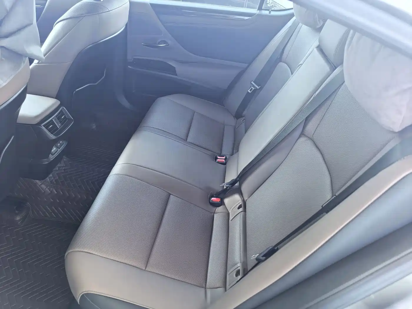 Фото 4 - Lexus ES
