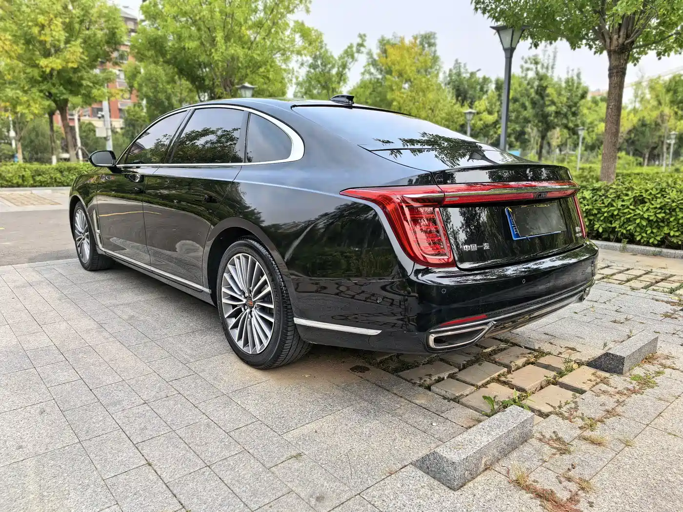 Фото 15 - Hongqi H9