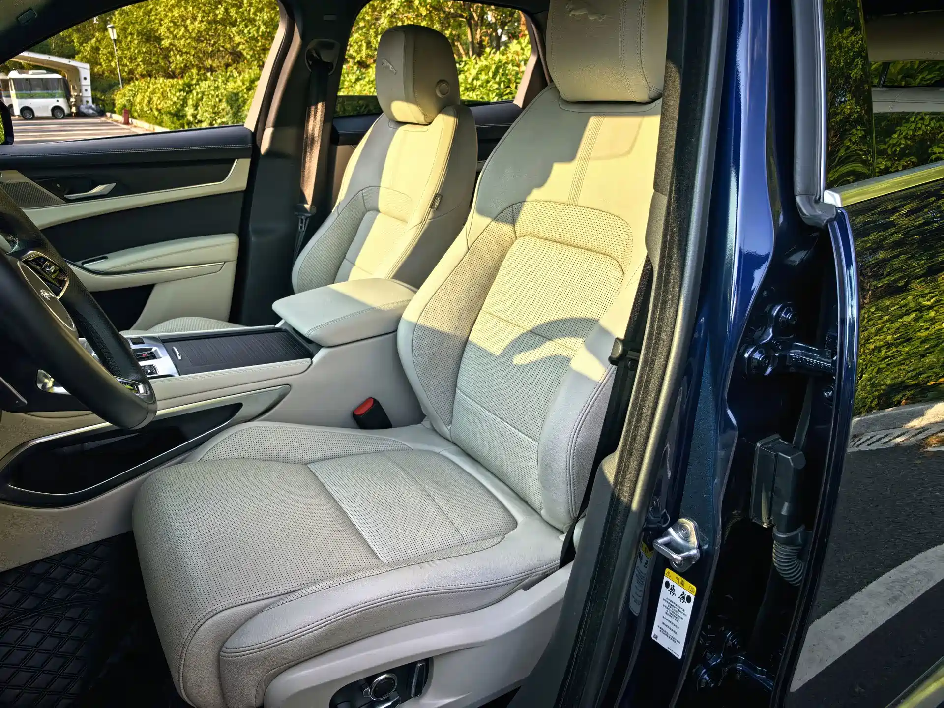 Photo 10 - Jaguar F-PACE