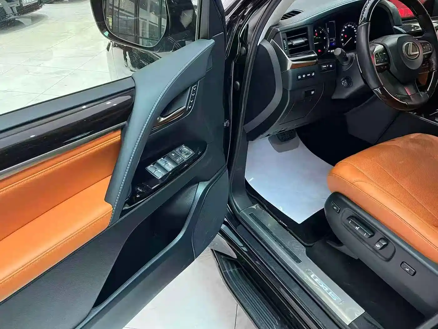 Фото 7 - Lexus LX