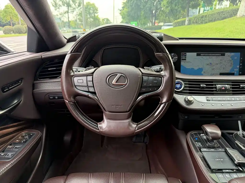 Фото 14 - Lexus LS